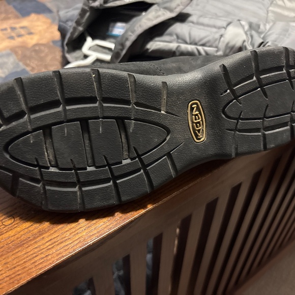 Men’s size 8 black keens - Picture 3 of 4